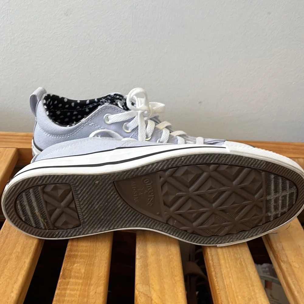 Women’s converse size 8.5 lavender sneakers used lightly excellent condition - Picture 3 of 3